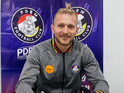 Miloš Lačný pri podpise zmluvy s malajzijským klubom PDMR FC. 