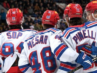 Kitchener Rangers s Filipom Mešárom sa radujú z gólu.