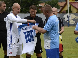 Tomáš Medveď odovzdáva pamätný dres trénerovi Medzilaboriec Víťazoslavovi Lukačikovi.