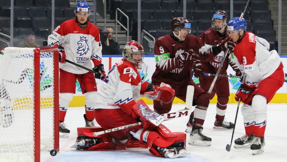 Slovenskí hokejisti končia na MS U20, Lotyši senzačne zdolali Česko