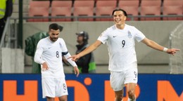 Renat Dadašov (vpravo) sa teší po strelenom góle v zápase Ligy národov Slovensko - Azerbajdžan.
