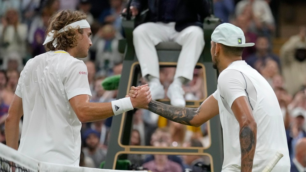 Stefanos Tsitsipas a Nick Kyrgios po zápase vo Wimbledone.