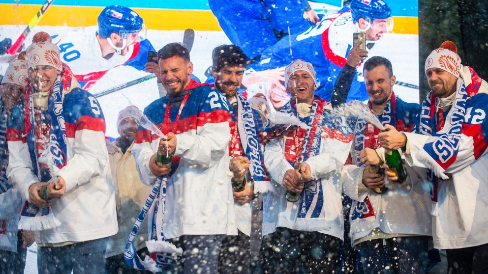 Slovenskí hokejisti pri oslavách na Námestí SNP v Bratislave.