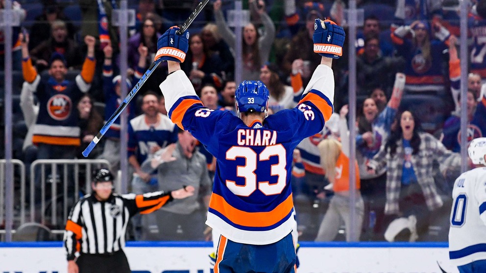 Zdeno Chára sa teší zo svojho posledného gólu v NHL.