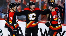 Hráči Calgary Flames oslavujú gól.
