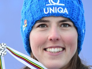 Petra Vlhová so striebornou medailou na MS v zjazdovom lyžovaní 2021 v talianskom stredisku Cortina d'Ampezzo.
