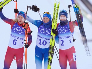 Medailistky z pretekov s hromadným štartom na ZOH v Pekingu 2022 - Tiril Eckhoffová, Justine Braisazová-Bouchetová  a Marte Olsbuová-Röiselandová. 