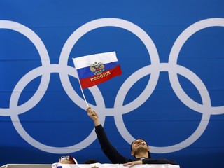 Na snímke ruská vlajka spolu s olympijskými kruhmi. 