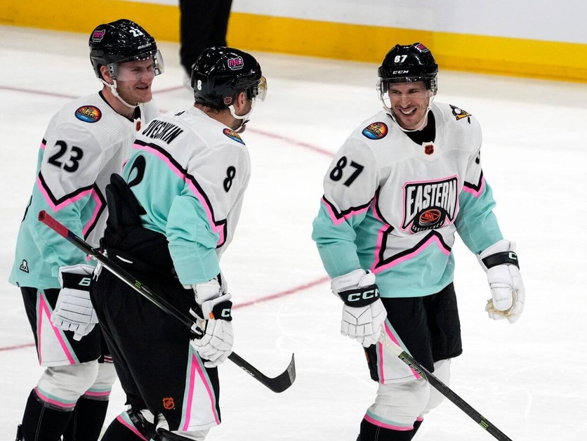 Zľava Adam Fox, Alexander Ovečkin a Sidney Crosby počas Zápasu hviezd NHL 2023.