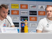 Tréner ŠK Slovan Bratislava Vladimír Weiss st. a obranca Lukáš Pauschek.