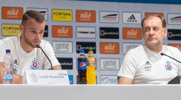 Tréner ŠK Slovan Bratislava Vladimír Weiss st. a obranca Lukáš Pauschek.
