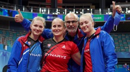 Ema Labošová, Tatiana Kukuľková a Barbora Balážová s trénerom Jaromírom Truksom.