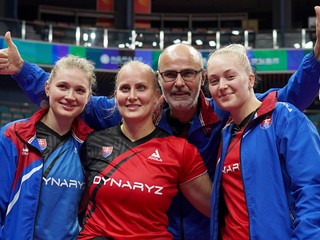 Ema Labošová, Tatiana Kukuľková a Barbora Balážová s trénerom Jaromírom Truksom.