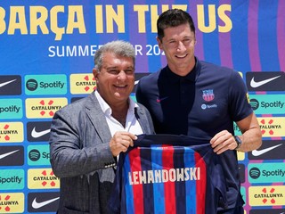 Prezident FC Barcelona Joan Laporta a Robert Lewandowski.