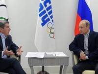 Prezident MOV Thomas Bach (vľavo)  debatuje s ruským prezidentom Vladimirom Putinom.