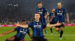Futbalisti Interu Miláno sa tešia po góle Ivana Perišiča. 