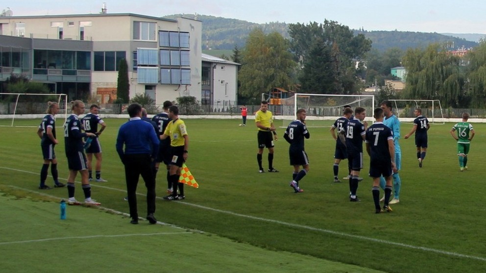 Hráči Popradu postávajú pri postrannej čiare na protest proti nariadenej penalte.