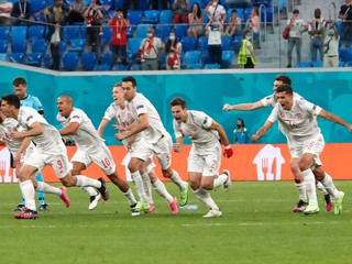 Radosť futbalistov Španielska po postupe do semifinále EURO 2020 / 2021. 