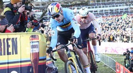 Wout van Aert (vpredu) Mathieu van der Poel počas MS v cyklokrose 2023. 