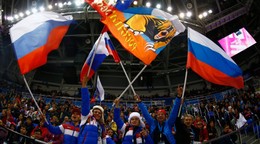 Fanúšikovia s ruskými vlajkami na zimných hrách v Soči 2014. 
