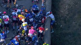 Valentin Ferron z tímu TotalEnergies takmer spadol na pretekoch Etoile de Besseges z mosta.