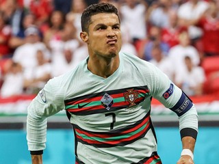 Cristiano Ronaldo strieľa gól siete Maďarska na EURO 2020. 