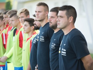 Martin Žambra (druhý sprava) je novým trénerom reprezentačnej pätnástky.