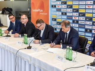 Prezident SFZ Ján Kováčik a predseda predstavensta spoločnosti Tempus Group Martin Sojka pri podpise zmluvy o vzájomnej spolupráci.