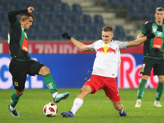 Peter Pokorný (vpravo) počas zápasu za FC Liefering.