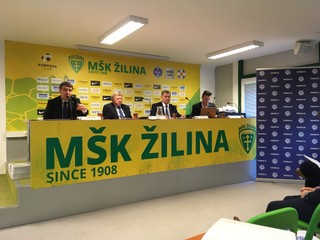 Za hlavným stolom na pracovnom stretnutí sedeli z ľavej strany - Peter Sepeši, Milan Ľalík, Miroslav Vlk a Lukáš Pitek.