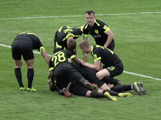 Hráči Žiliny sa tešia z gólu Branislava Sluku, ktorý zvyšoval stav na 2:0.