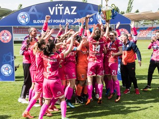 Partizán Bardejov sa teší z víťazstva v Slovenskom pohári žien v sezóne 2018/19.