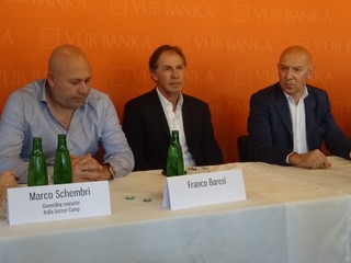 Baresi (uprostred) na tlačovej konferencii ukázal, že má prehľad o Slovákoch v talianskych kluboch.