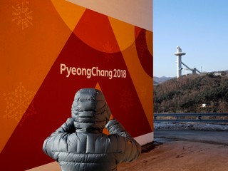 Športovcov a organizátorov v Pjongčangu trápi mráz, biatlonisti trénujú s horalkami
