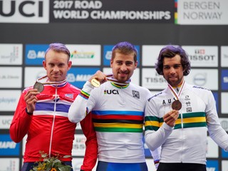 Peter Sagan (v strede) pózuje so zlatou medailou za víťazstvo v pretekoch mužov elite na MS v cyklistike 2017 v nórskom Bergene. Vľavo strieborný Nór Alexander Kristoff, vpravo bronzový Austrálčan Michael Matthews.