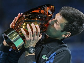 Djokovič vyrovnal Nadalov rekord, po štvrtý raz vyhral exhibičný turnaj v Abú Zabí