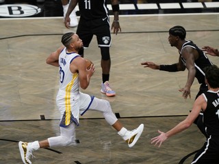 NBA odštartovala drámou v Los Angeles, Durant sa vrátil po roku a pol