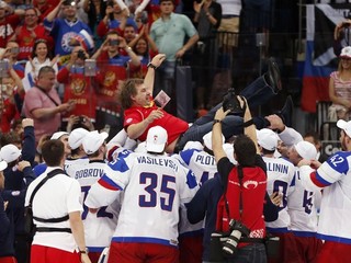 Ruskí hokejisti zabojovali za trénera, ktorý nestál na striedačke