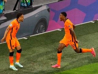 Holandský obranca Denzel Dumfries (vpravo) sa teší z gólu do siete Rakúska.