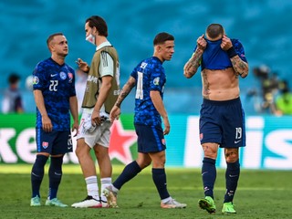 Smútok futbalistov Slovenska po zápase so Španielskom na EURO 2020. 