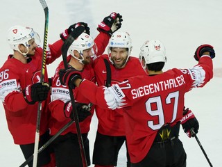 Hokejisti Švajčiarska sa tešia z gólu na MS v hokeji 2021.