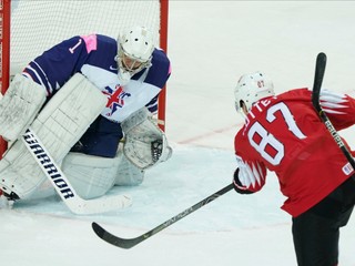 Momentka zo zápasu Švajčiarsko - Veľká Británia na MS v hokeji 2021. 