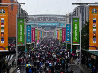 Fanúšikovia pred Wembley na ME vo futbale (EURO 2020 / 2021).