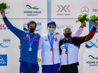 Alexander Slafkovský na stupni víťazov na MS vo vodnom slalome 2021.