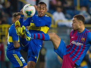Barcelona prehrala pri premiére Daniho Alvésa. Boca Juniors získala Maradonov pohár