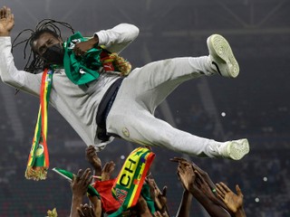 Senegalskí futbalisti a tréner Senegalu Aliou Cissé oslavujú po finále Afrického pohára národov.