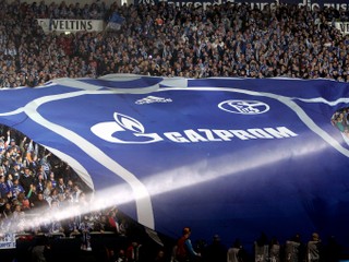 Schalke ukončilo spoluprácu s ruským sponzorom. O dresy je vyšší záujem