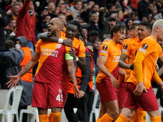 Galatasaray má podmienečne uzavretý štadión, fanúšikovia hádzali predmety