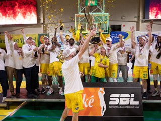 Radosť basketbalistov Levíc po zisku majstrovského titulu.