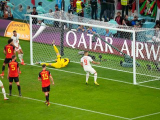 Abdelhamid Sabiri strieľa gól v zápase Belgicko - Maroko na MS vo futbale 2022.